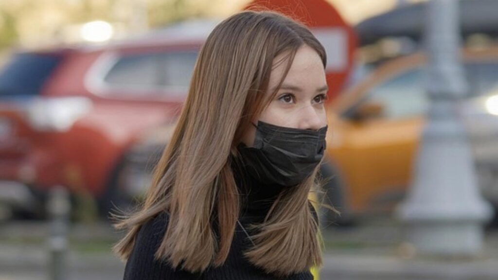 Chica con máscara, en la calle, durante la pandemia de COVID-19.